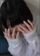 勃起チ○コのオナニーを目の前にしてウブっ娘はお手々でお顔を隠してますが指はしっかり開いてガン見！