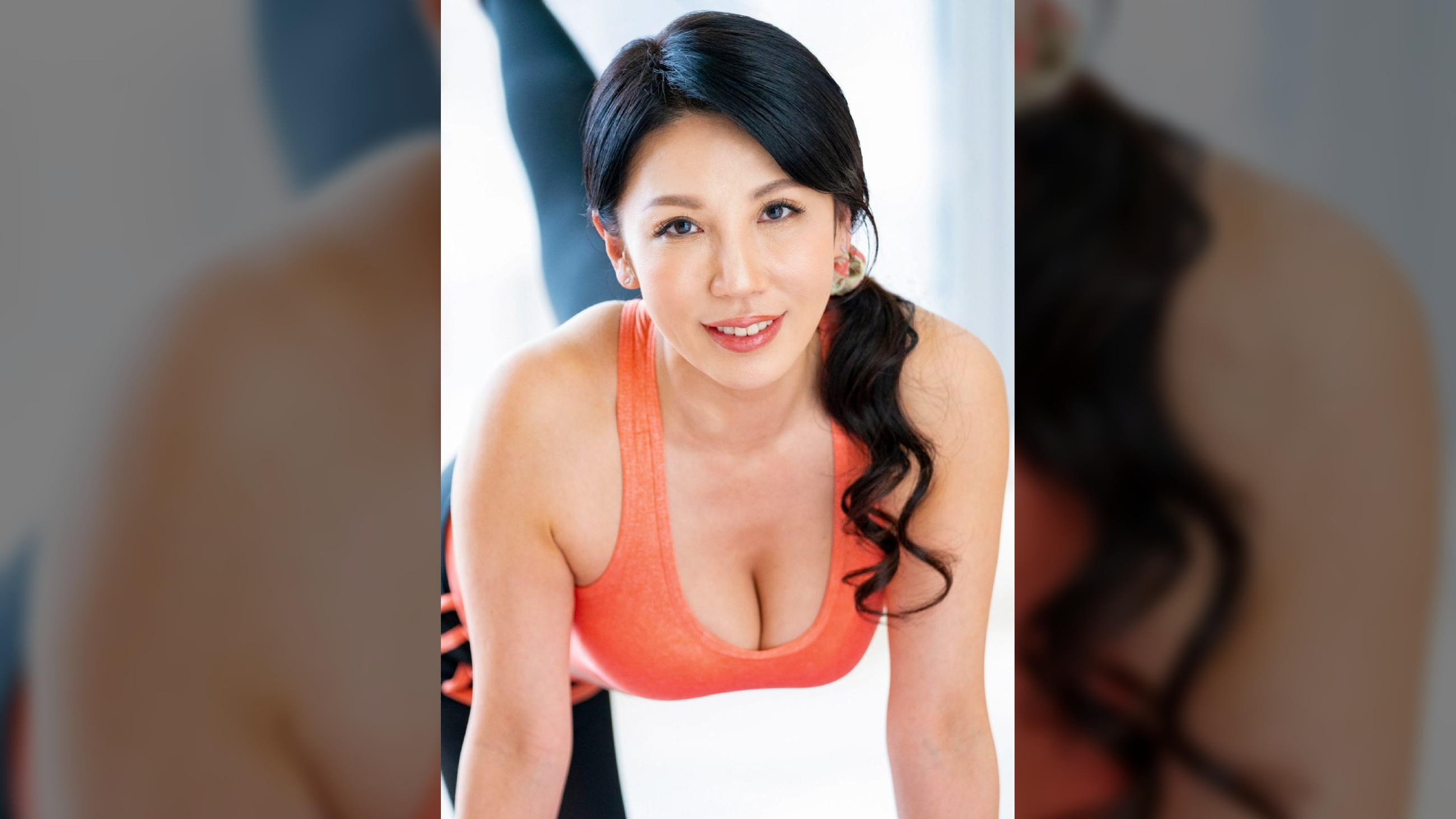 旦那と週1、セフレと週2…それでも足りない性欲旺盛五十路妻と仕事着セックスで大量中出し!