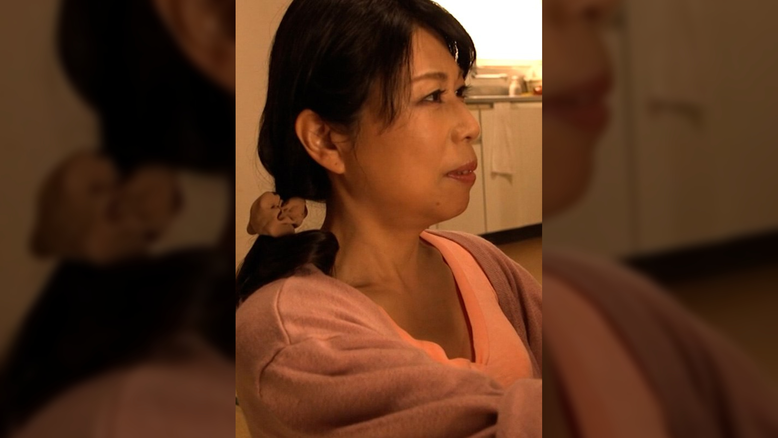 寿司職人を目指す息子の為に乳房を揉ませてあげる母⁉いつしか握りの練習が性欲に負け…