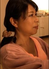 寿司職人を目指す息子の為に乳房を揉ませてあげる母⁉いつしか握りの練習が性欲に負け…