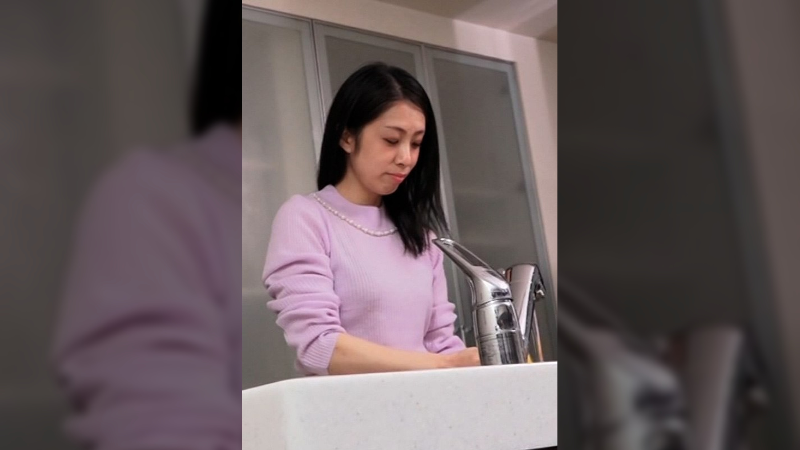 管理人の息子を誘惑する不貞妻！