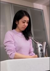 管理人の息子を誘惑する不貞妻！