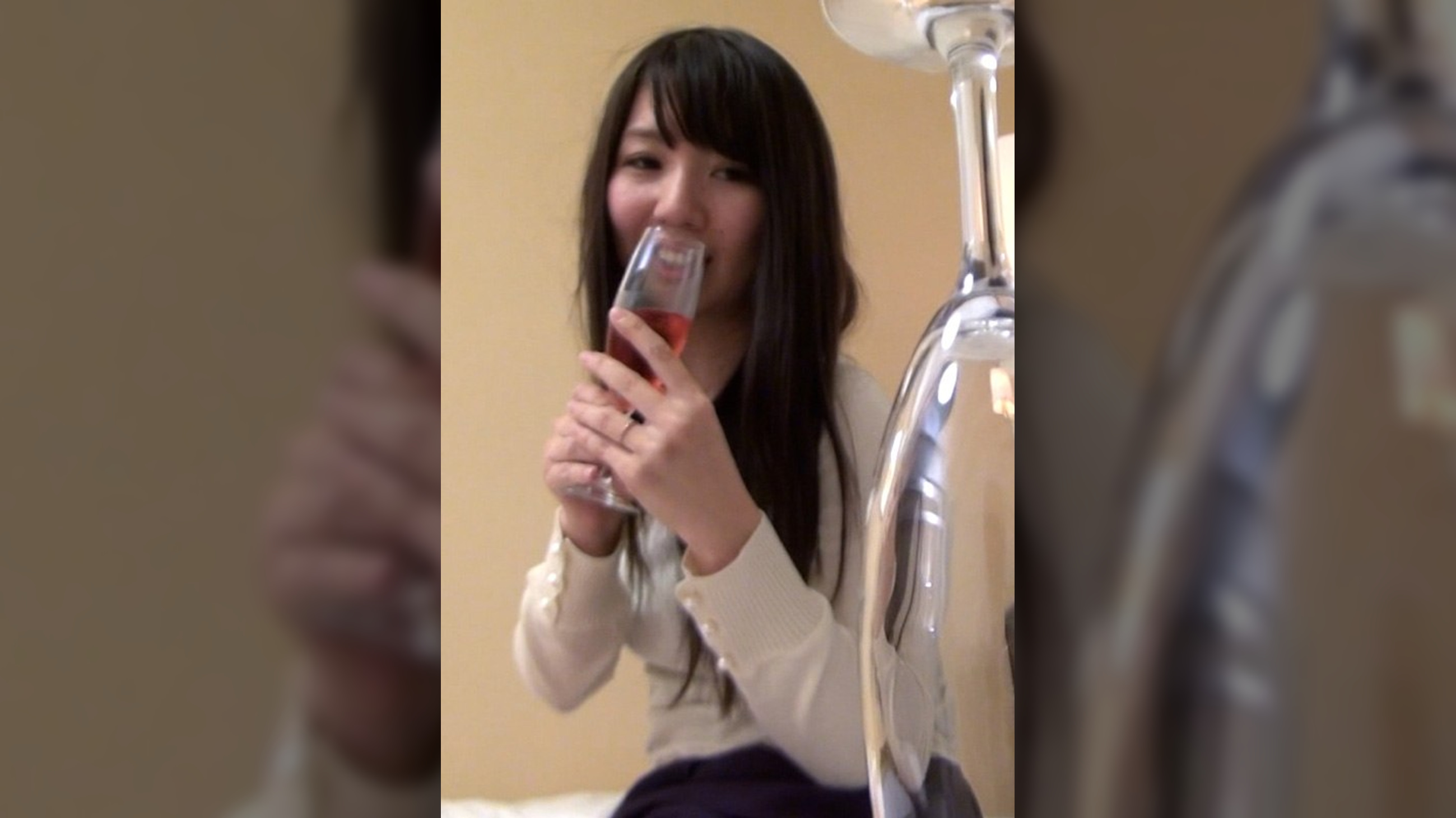 お●をのむとエッチになるワケあり欲求不満な奥さんをナンパしてホテルに誘い赤ワインで乾杯！●いも手伝い大胆SEX！