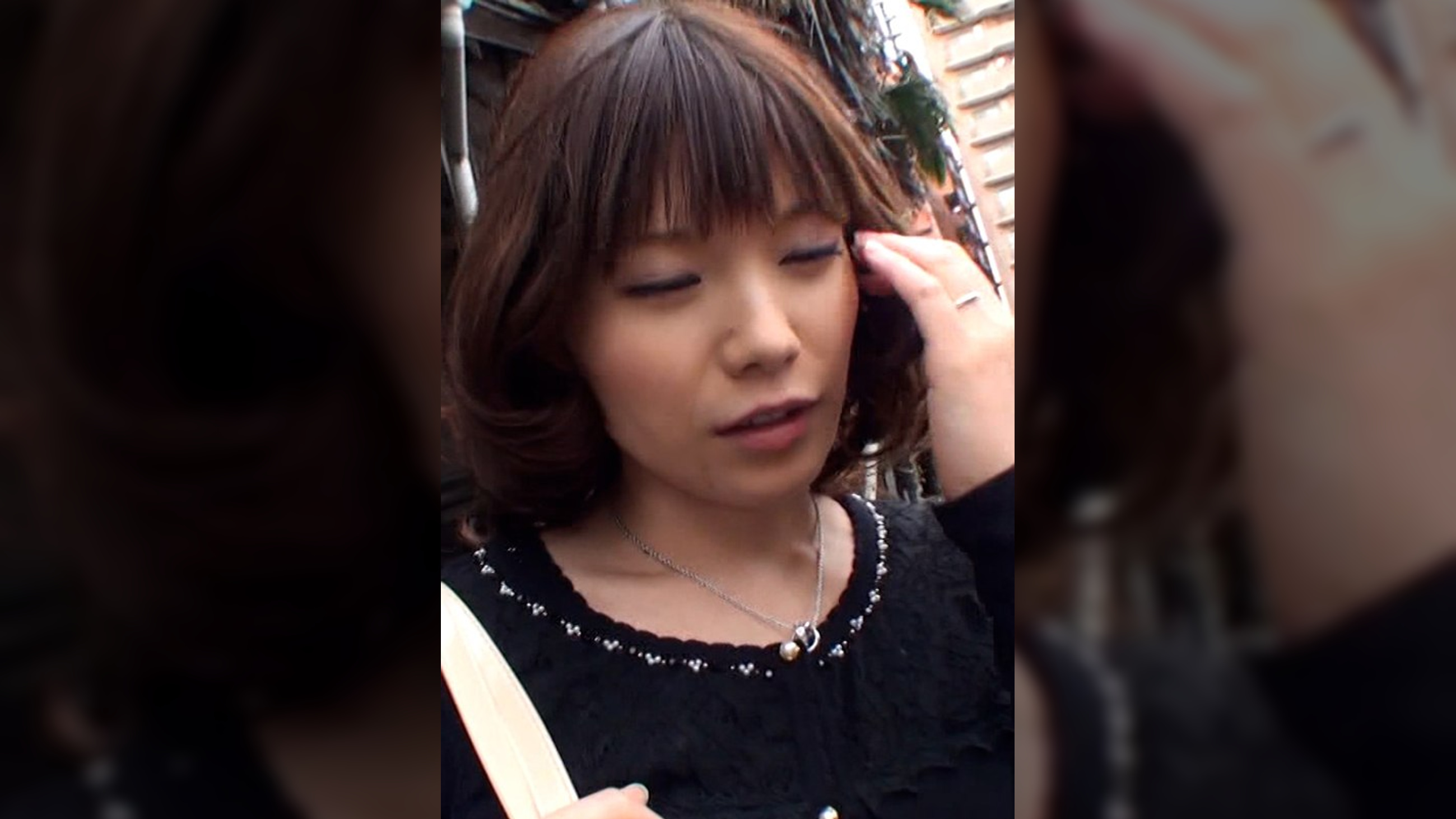 街ゆく奥様に高額謝礼を餌に声を掛け若いフル勃起チ〇ポを見せつける、エッチが久々の奥様は我慢の限界を突破！？ちょっと強引な生挿入にも喘ぎ声が止まらない！！