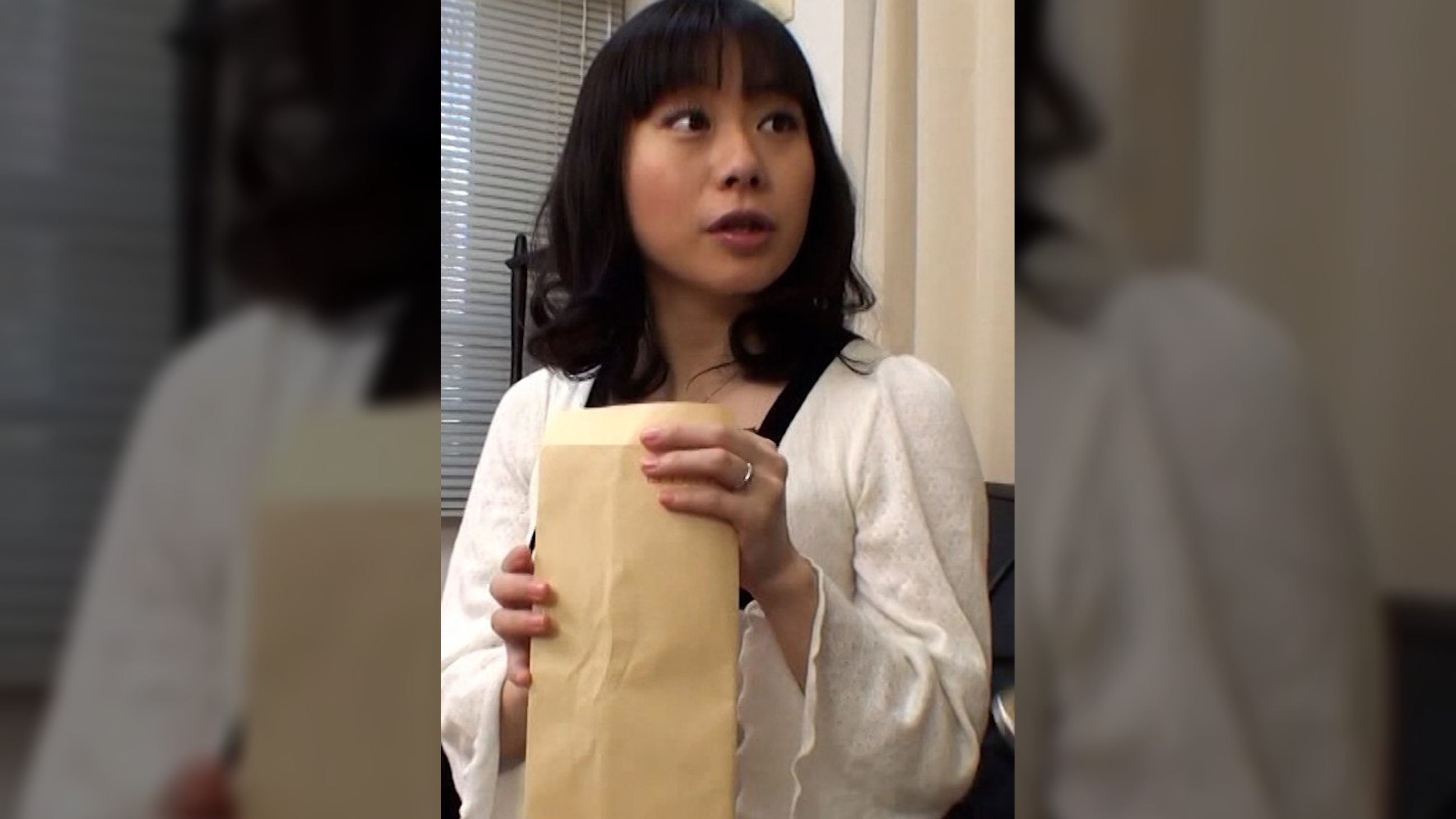 街ゆく奥様に高額謝礼を餌に声を掛け若いフル勃起チ〇ポを見せつける、エッチが久々の奥様は我慢の限界を突破！？ちょっと強引な生挿入にも喘ぎ声が止まらない！！
