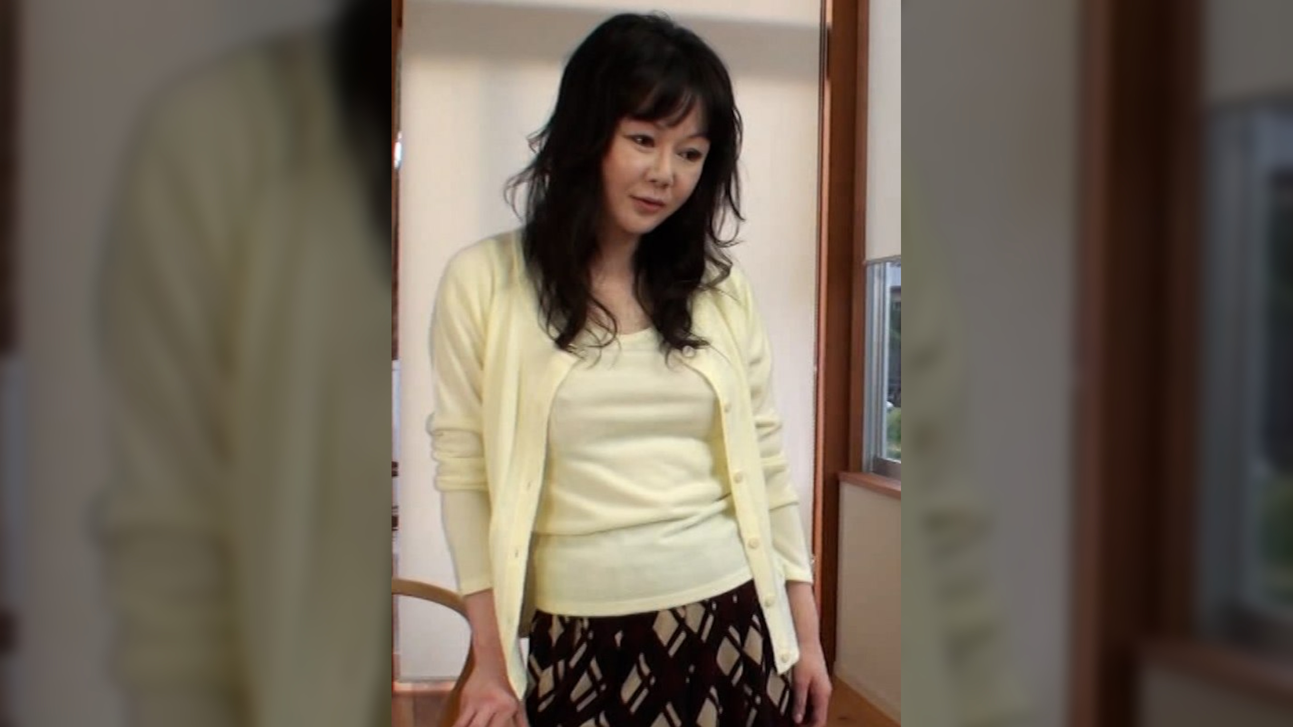 ムスコの股間が気になるお母さん、ムスコのベッドに潜り込んでキスをしたりチ●ポをまさぐったり好き放題！！我慢の限界の二人は激しく求めあい「お母さんをめちゃくちゃにして～」とムスコに欲情する性●五十路お母さん！！