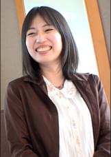 不倫についてのアンケートに協力してくれた若妻さんは結婚1年目なのにちょっと欲求不満！男の強引な愛撫に拒否しながらも笑いながら喘ぎをもらして受け入れてしまう⁉