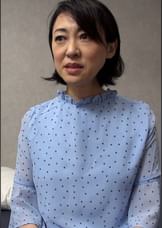 良妻賢母な雰囲気の六十路熟女が介護のパート先で恋をして女としての自信を取り戻す為⁉に旦那に内緒でAV出演!強烈な快感に絶頂痴態SEX