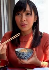 エキゾチックな雰囲気で釜飯を頬張るHカップ乳の美少女と個撮テイでラブホでハメ撮りSEX！