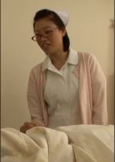 入院中看護師に写真モデルをお願いして、深夜に病室に来てもらい…病室のベッドでなし崩し的に嵌めまくり！