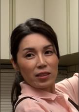 断り切れない熟女ヘルパーさんのイケナイ仕事現場⁉美人でエロいおばさんヘルパーさんのご奉仕！