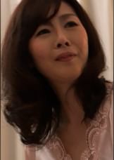 ムスコに性欲剤をのませ●いかかる母?ちょっとまって母さん…チ●ポを貪り股間を顔面に押し付ける変態母さん！