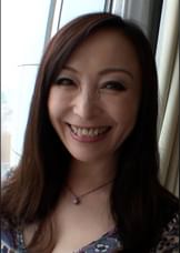 エロさが滲むフェロモン系セレブ熟女！セフレが３人いるだけあってひたすらエロい！男優もタジタジのエロさ爆発の野●交尾にたっぷり中出し！