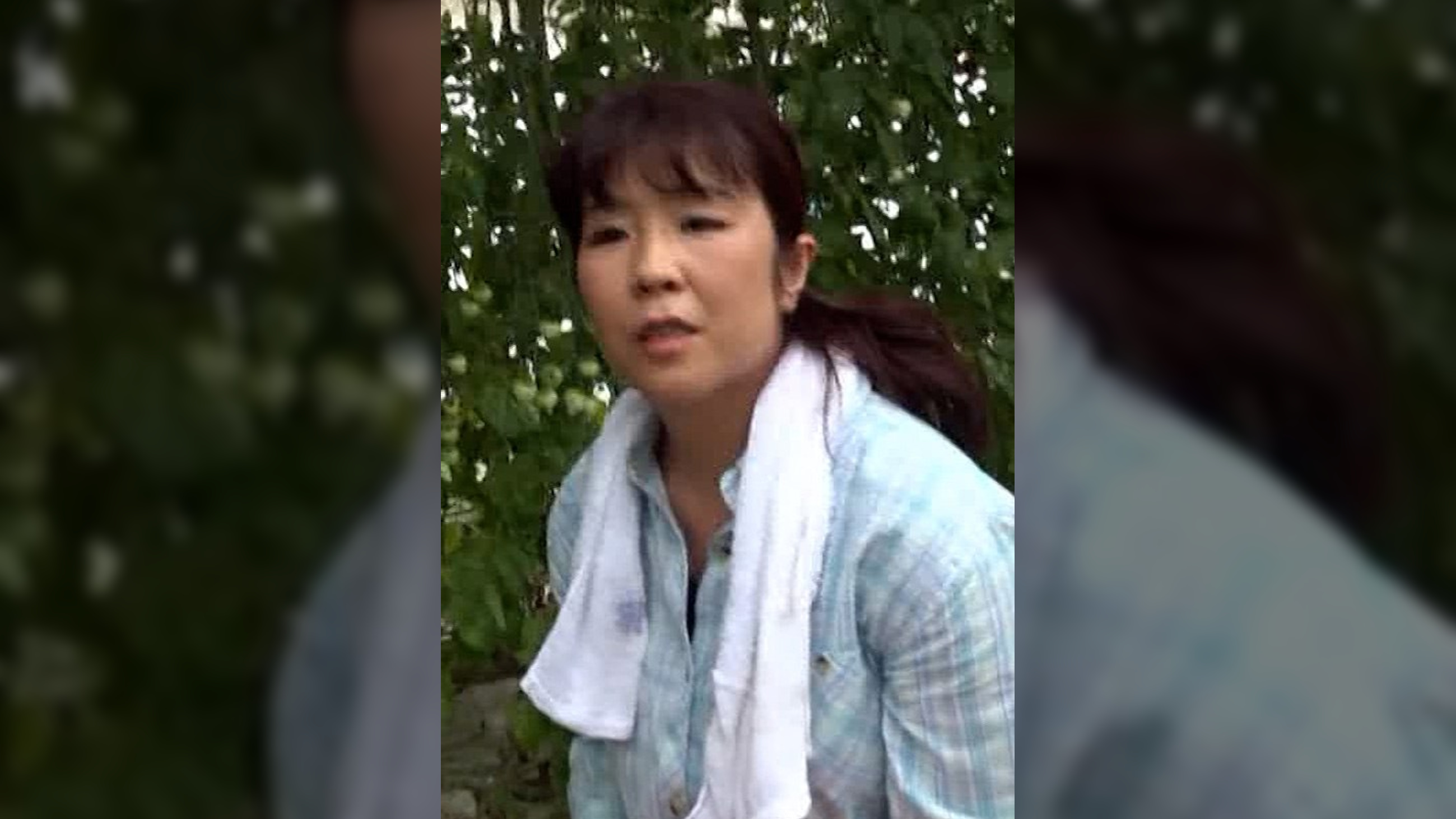 ビニールハウスで収穫中の熟女さんに突撃AV撮影!AV女優が演技かどうか体験実習!