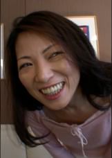 過去のSEXを思い返してオナニーをする五十路熟女さん…男優の到着後直ぐにチ〇ポをしゃぶる変態淫乱絶頂交尾！