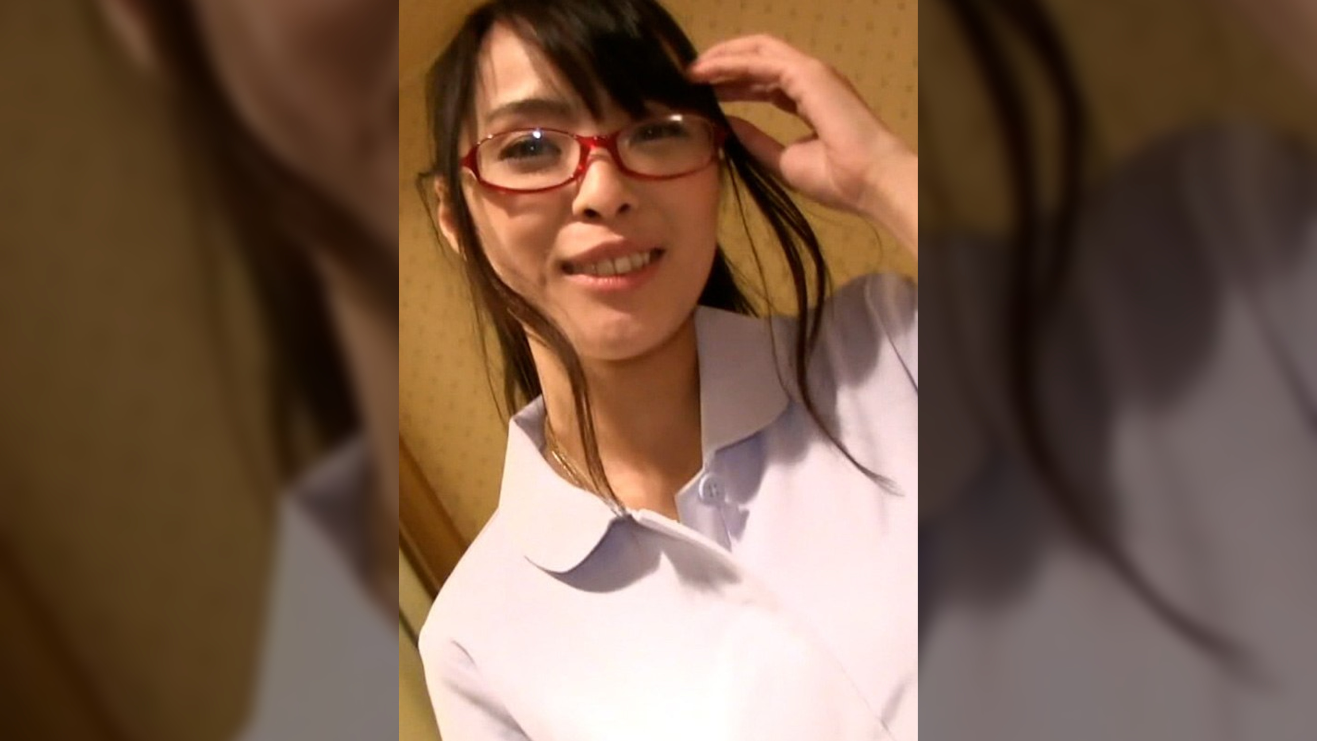 白衣にメガネのうぶそうな熟女が野●のような不貞SEX！