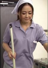 勃起した若いチ●ポを見たお掃除のおばちゃんは…ムラムラが抑えきれずにオフィスでチ●ポ狩り?熟女の逆●●●SEX