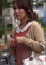 取材のインタビューに協力して欲しいとホテルに連れ込まれた美人熟女さん。結婚15年くらいで最近はセックスレスと…旦那以外の男性と不倫はどうですか⁉