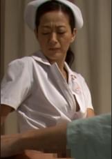 入院中に看護師に●れないと我が儘言って無理やりチ●ポを触らせてみると…熟女看護師は欲求不満で抑えきれない性欲に堕ちて行く！