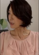 スレンダーボディに透き通ったすべすべ肌の美熟女さんと嵌め撮りAV撮影！