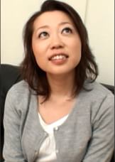 街行く奥様をインタビューと偽り誘い込みなし崩し的にエロ質問!旦那さんとの営みは月4回位とちょっと不満⁉大人のおもちゃで下着からはみ出る素人まるだし無防備過ぎる剛毛奥様と3P中出しSEX!
