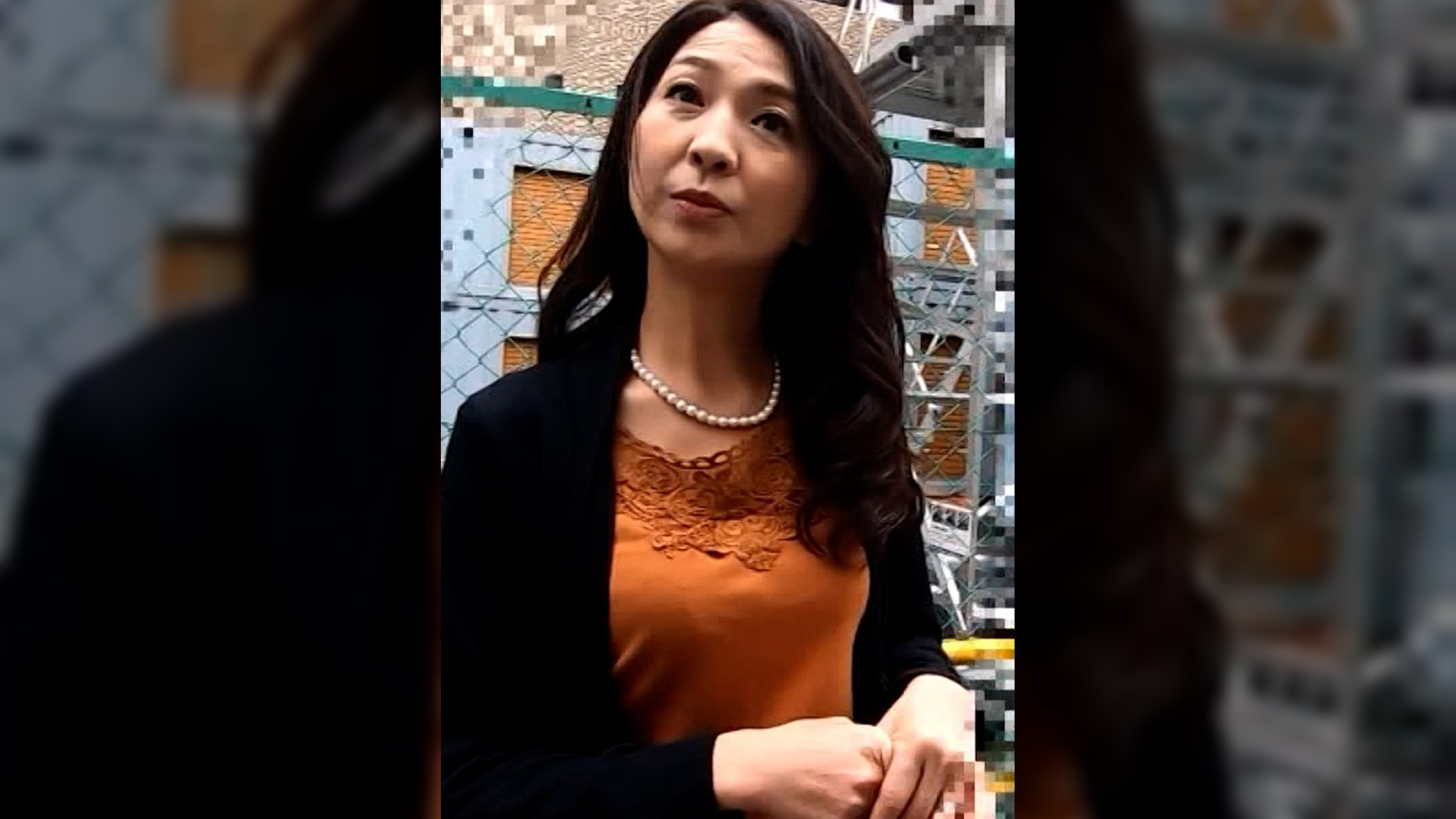 ワインの試飲と誘い込まれた清楚系セレブ熟女！ワインの傍らの大人のおもちゃに興味深々トイレでバイブオナニー！