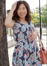 どこにでもいる普通の奥さんも実は隠れビッチ!経験人数は30人以上⁉の素人熟女がAV出演で孕ませ覚悟の中出しSEX!