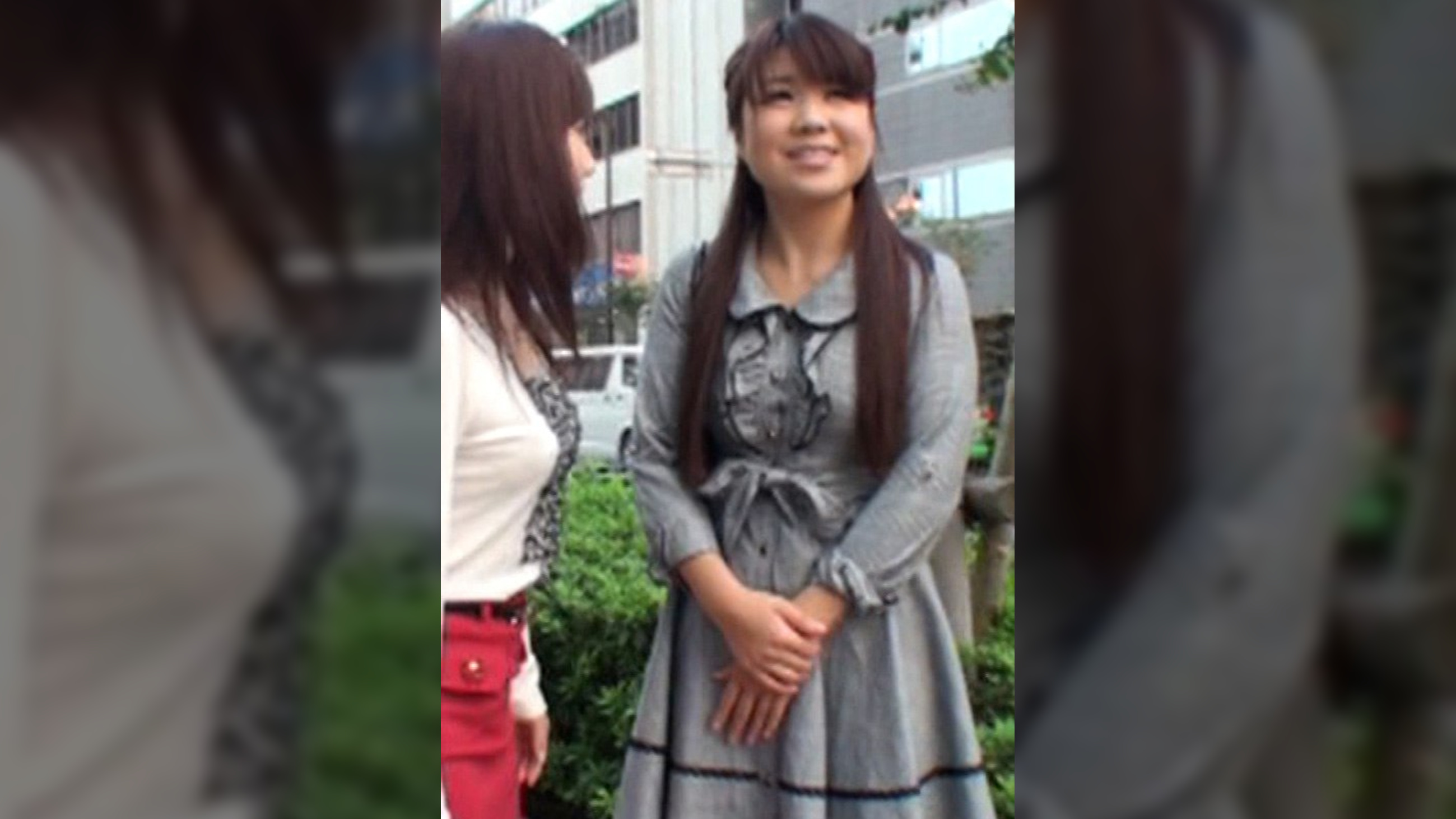 女同士なら安心⁉レディコミの取材と称して個室に誘っておマ〇コを見せて触らせると…！