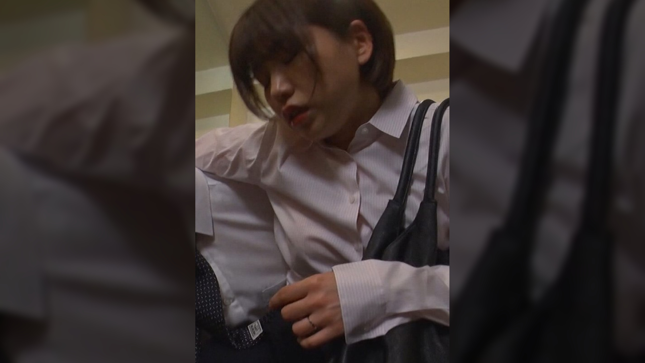 同行営業の帰りにのみ過ぎて終電を逃した人妻上司を泊めることに…●いつぶれて●る上司に欲情して夜●いSEX！
