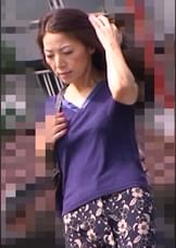 買い物途中の熟女に美容器具のモニターをお願い！サービスのフットマッサージで股間を責め立て欲求不満が大爆発！ホテルに移動して舐め倒して嵌め撮り本能丸出しSEX！