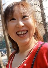 とにかく明るい笑顔の介護士さん!彼氏の要求はなんでも聞いてしまう優し過ぎるエロビッチ熟女は豊満ボディを嬲られ快楽の沼へと嵌っていく…