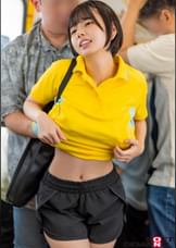 ●活帰りの汗ばんだ女●●生を衣服潜り込み痴● 完全着衣潜入アングル