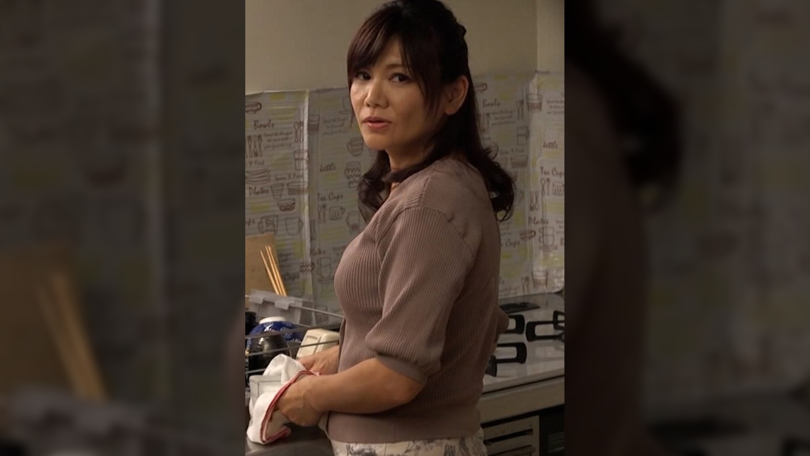 性欲旺盛な五十路熟女！旦那とのSEXでは満足出来ず台所でオナニー！満足できないカラダは禁断のエロスへと堕ちていく…