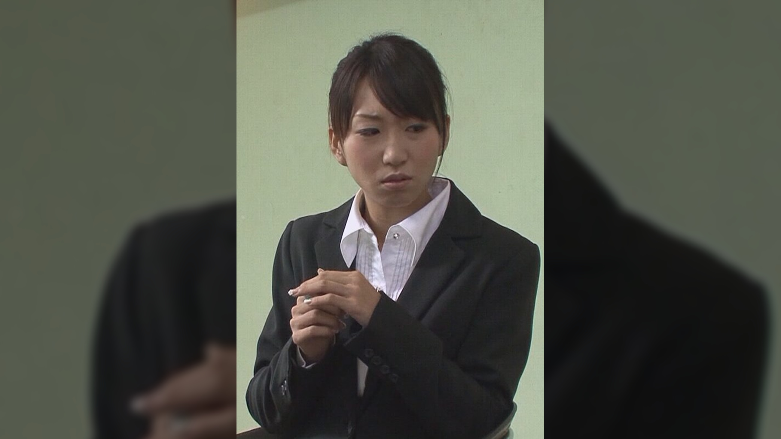 えっ！？私がおかしいの？？集団面接中に奉仕をしろと言われて戸惑う娘を横目に他の二人は咥え始める！採用欲しさに私も咥えちゃったら面接官が暴発の口内射精！
