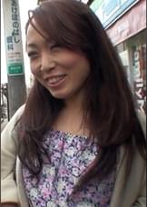 インタビュー番組に協力して欲しいと人妻さんをナンパ!人妻さんの素人丸出し剛毛股間に中出しSEX!