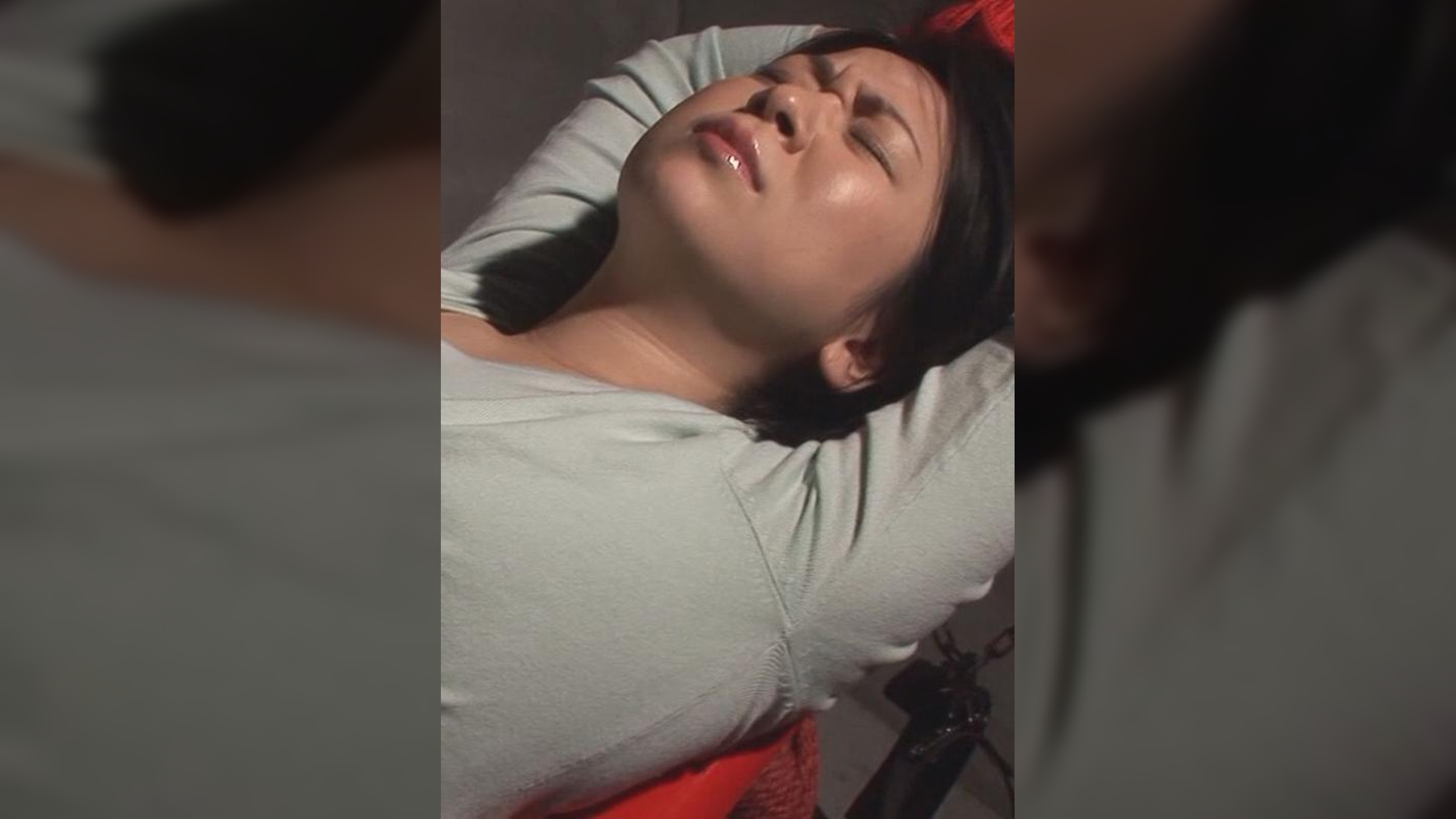 両手の自由がきかない状況で電マをあてがい準備万端の熟女さんに熱い肉棒をプレゼント！勢い余って中に出しちゃいました！
