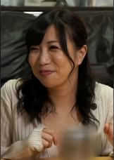 友人の奥さんにムラムラ!コタツの中で股間に伸びてくる手に感じてしまい声を潜めて快楽に溺れる不貞交尾!