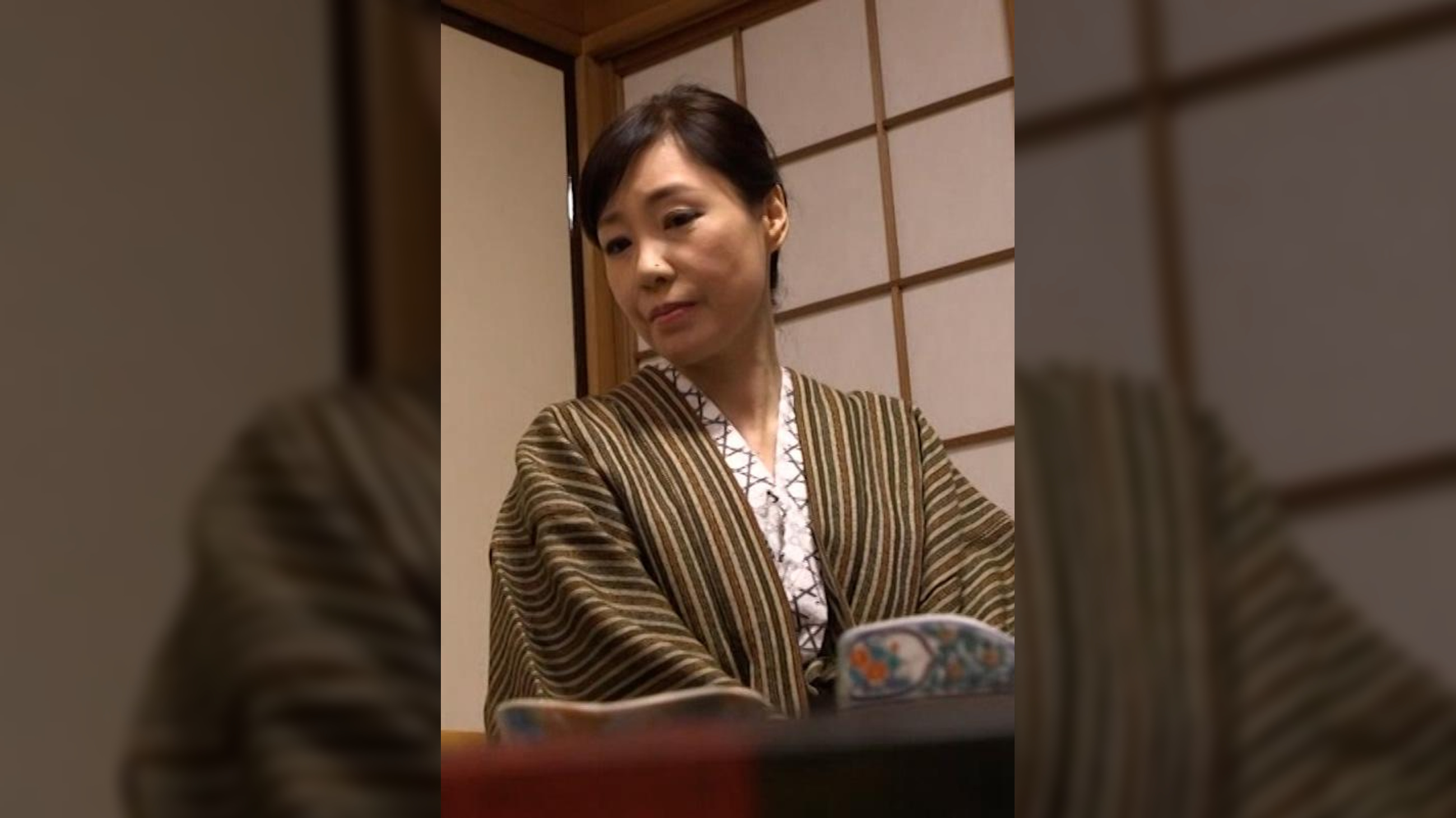 娘夫婦の久しぶりの帰省。誘う美し過ぎる義母と妻の傍で激ピスSEX!