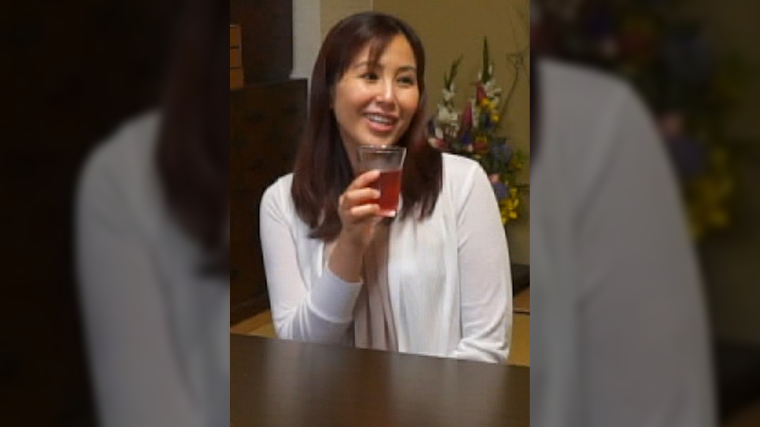 コタツの中でイケナイ悪戯を仕掛ける兄の嫁さん！痴女嫁と兄の横で声を潜めて快楽SEX！