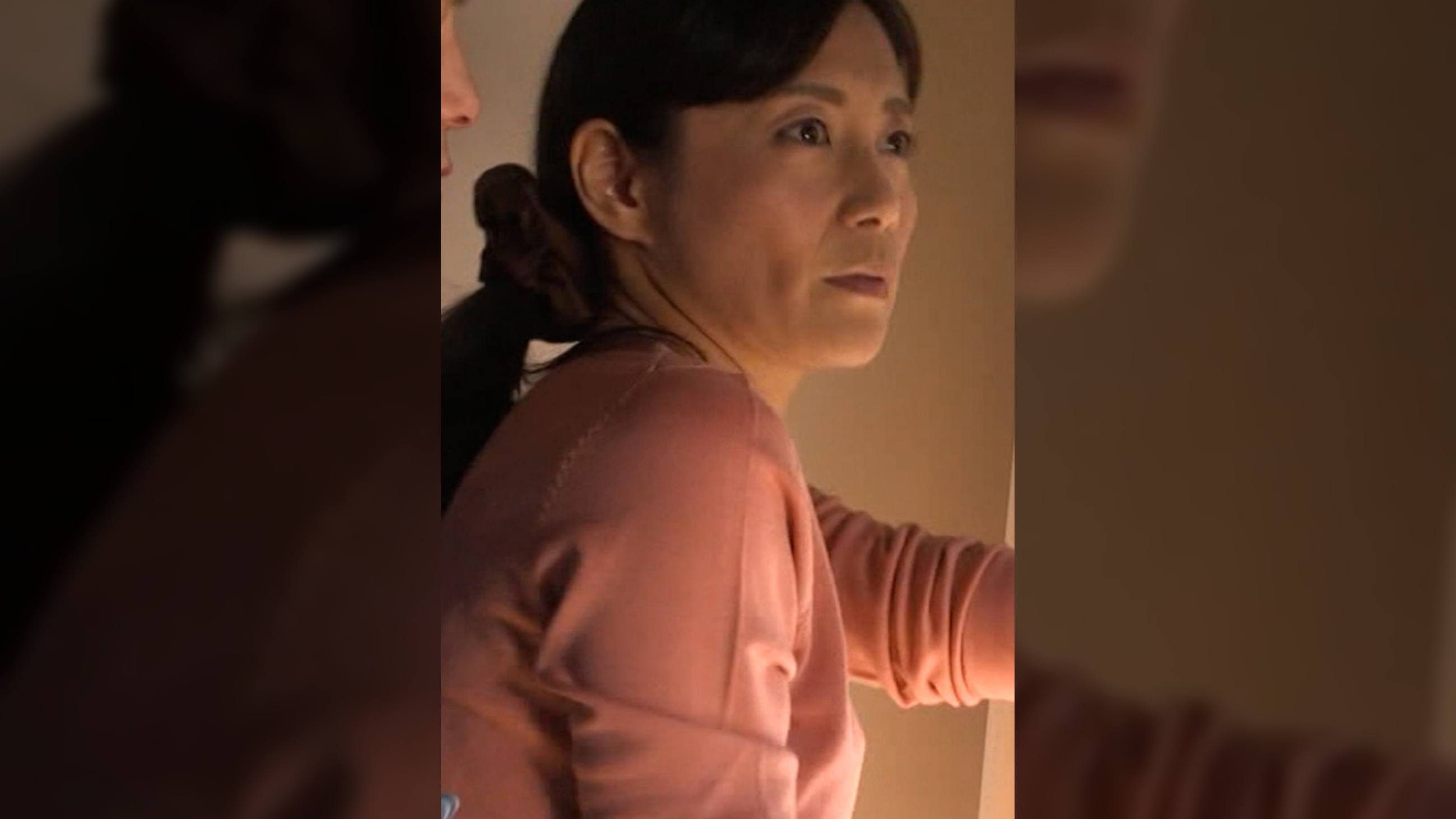 性欲溢れる熟女はディルドオナニーを見られ、理性と欲望の狭間で快楽に堕ちていく!