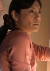 性欲溢れる熟女はディルドオナニーを見られ、理性と欲望の狭間で快楽に堕ちていく!