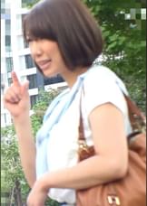 街行くショートヘアーの清楚系の普通の奥さんに不倫についてアンケート！不倫モデルもお願いすると…恥ずかしいといいつつも股間はびしょびしょの不貞妻に中出し！