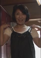 少し童顔よりの可愛い美熟女の自宅を訪問！垂れた胸に身体が堪らない！久々の肉棒に興味深々！丹念に舐めあげギンギンにしたら男優たじたじのハードＳＥＸ！