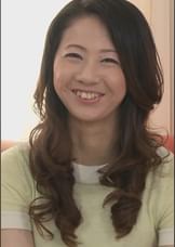 笑顔が眩しい幸薄系Ｓ級人妻は初めての極太バイブを目の前にニヤケが止まらない！おとなしそうな見た目とは裏腹にエッチに貪欲！全開ＳＥＸ！