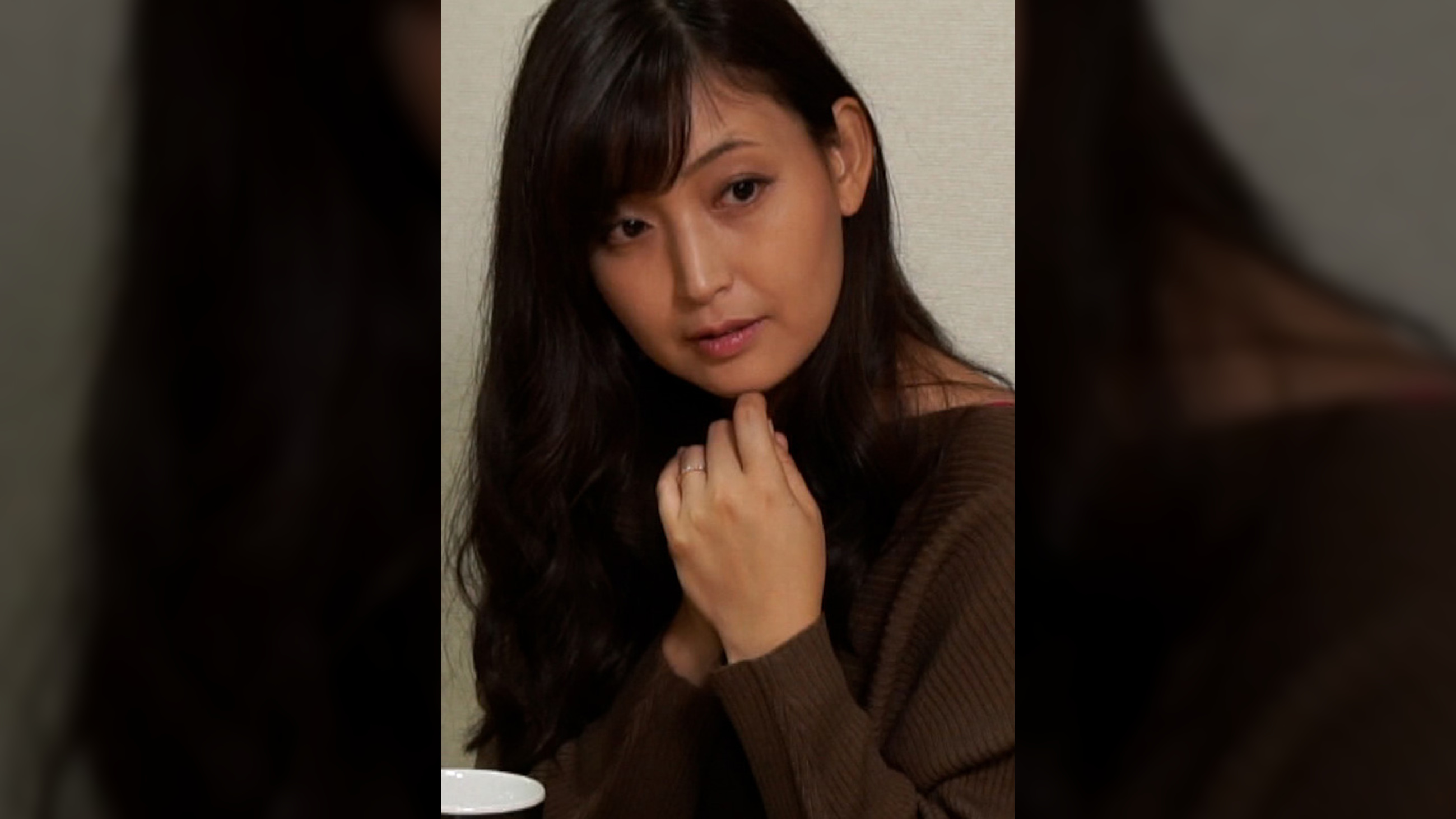 若い頃のキラキラした恋愛を夢見る奥さんは昔好きだった彼にドキドキ！旦那の横で声を潜めてキラキラSEX！