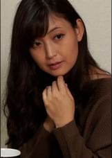 若い頃のキラキラした恋愛を夢見る奥さんは昔好きだった彼にドキドキ！旦那の横で声を潜めてキラキラSEX！
