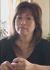 笑顔が可愛い五十路おばさんの自宅訪問！ＡＶ出演は旦那公認！？久々エッチに緊張気味のお母さんに男優の凄テク披露で手足痙攣イキまくり！