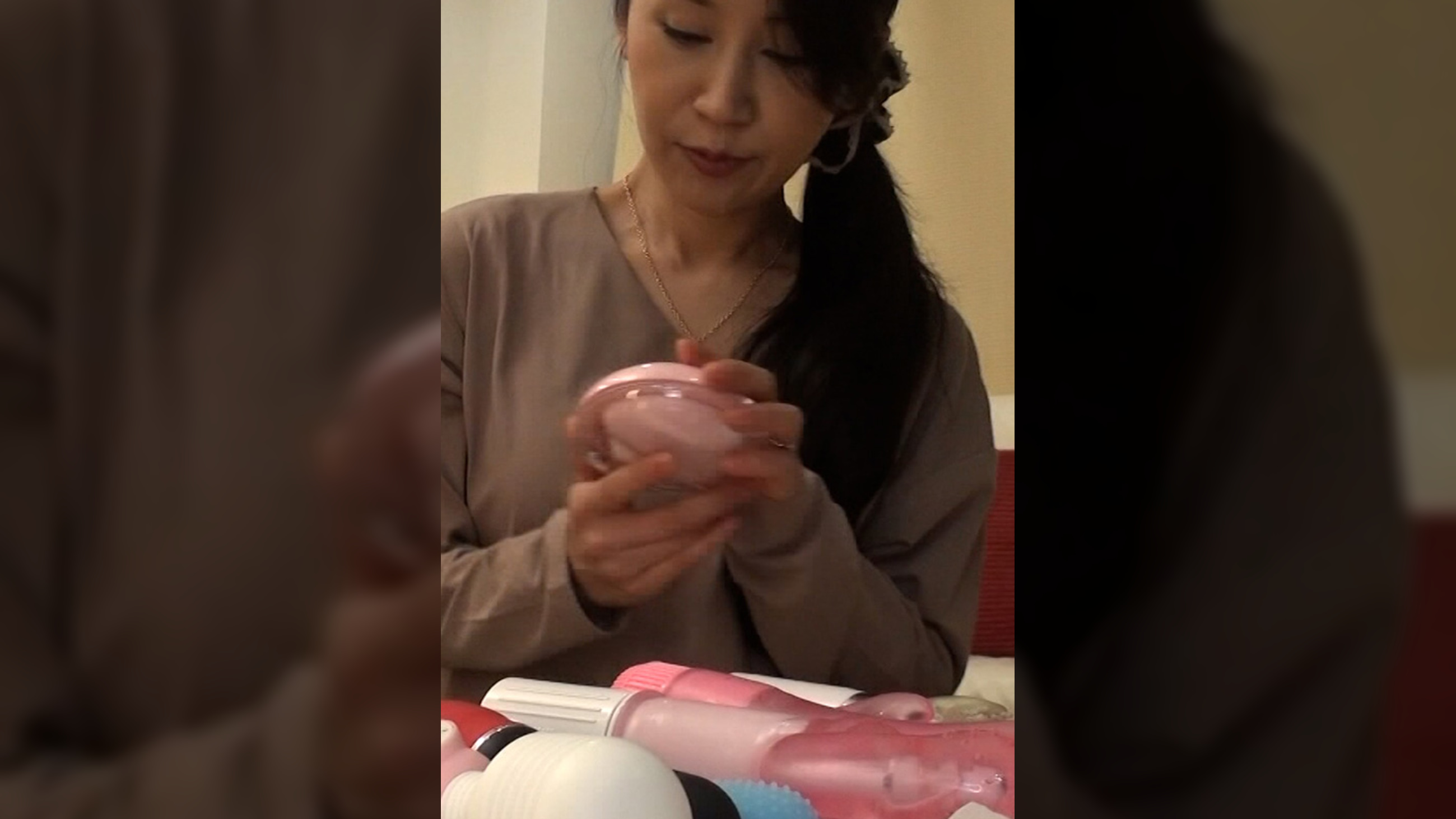 ドリンクのお試しに訪れた部屋に置かれた大人のおもちゃに興味津々の熟女さん！ひとりになった部屋でこっそりバイブオナニー！そのまま他人棒で淫乱中出しSEX！