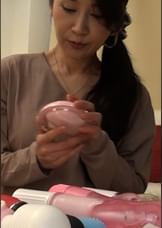 ドリンクのお試しに訪れた部屋に置かれた大人のおもちゃに興味津々の熟女さん！ひとりになった部屋でこっそりバイブオナニー！そのまま他人棒で淫乱中出しSEX！