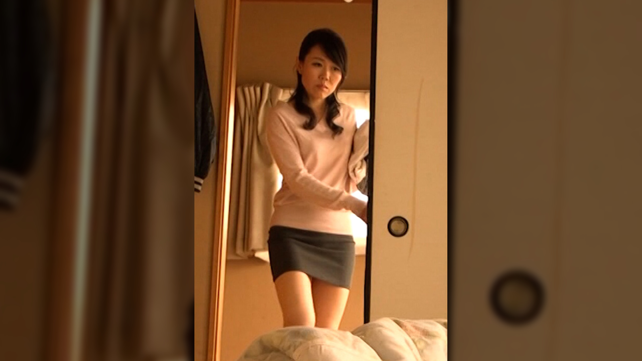 台所で野菜オナニーをする性欲旺盛な熟女は若くて硬い肉棒に跨り禁断の肉欲SEXの沼にハマる！